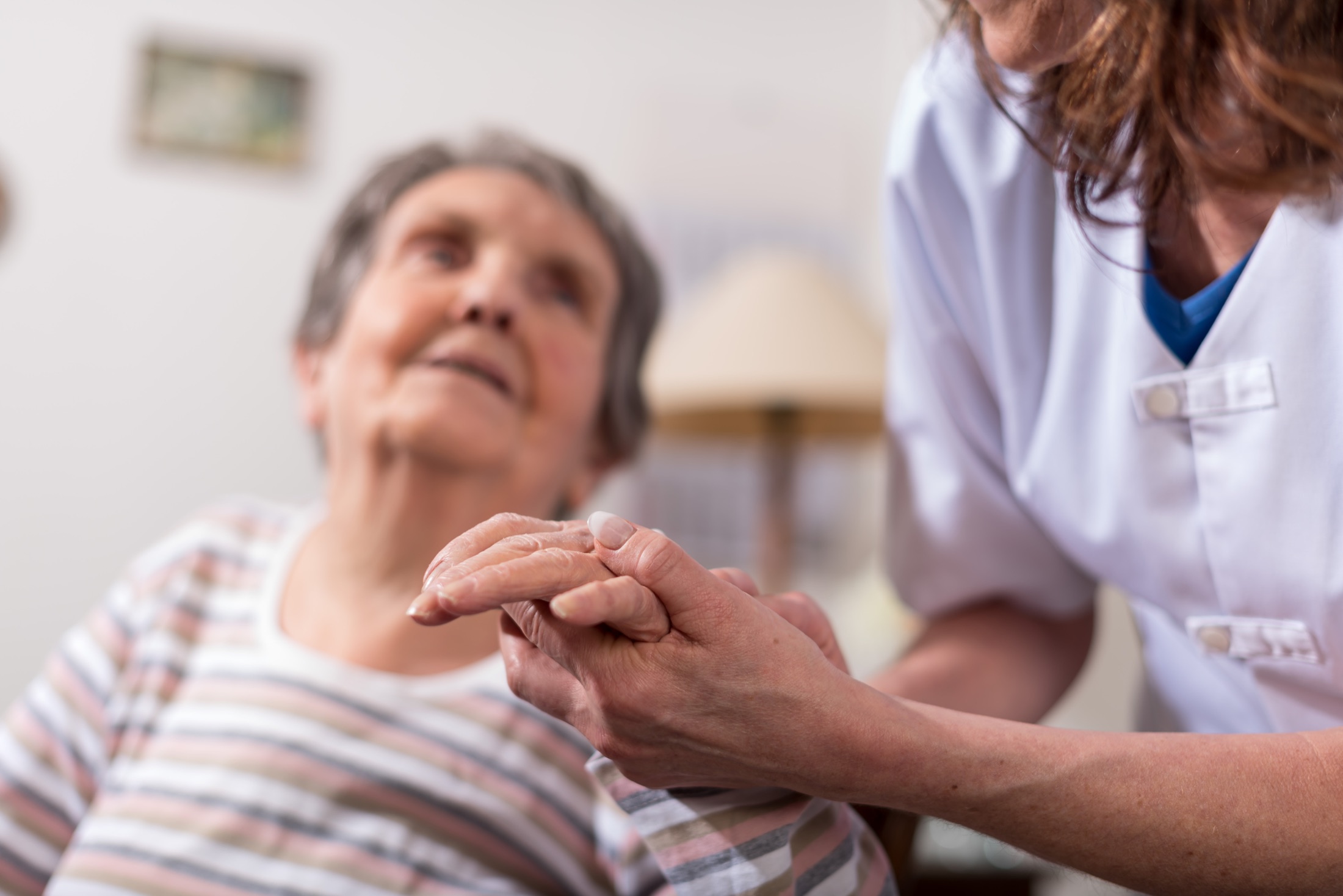 Profesional de salud acompañando a una paciente